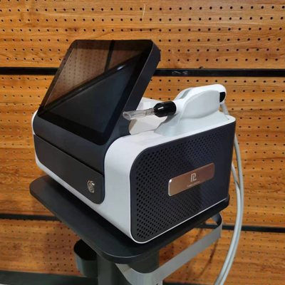 L'appareil de beauté de table à plasma froid. Salon de beauté anti-âge.
